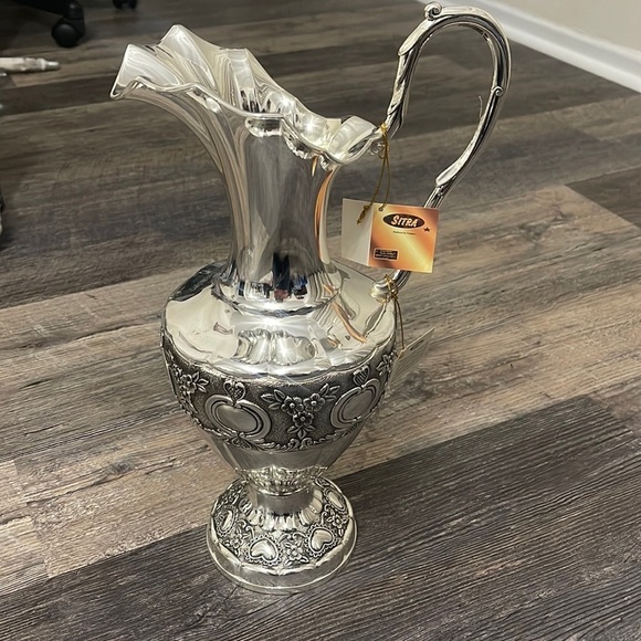 Jug - Picture 1 of 12